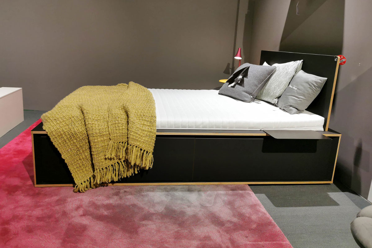 Bett Spaze inkl. Nachttischablage Spaze Add-On Table von Mller Mbelwerksttten